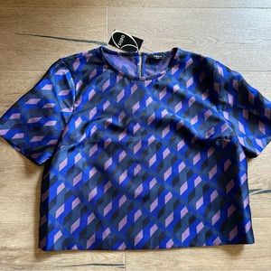 Blue lavender geometric print short sleeve crop sheet top.